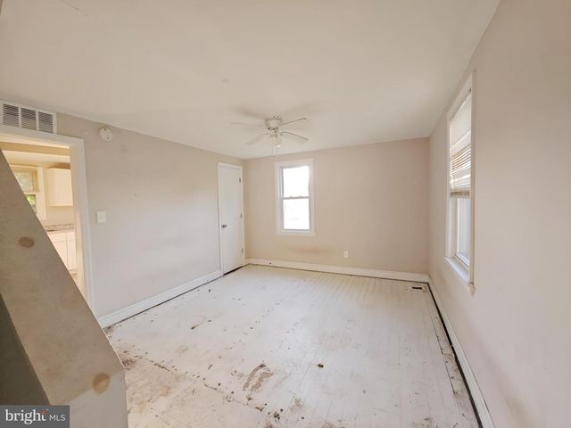 18 REGIONAL DR, Carneys Point, NJ 08069