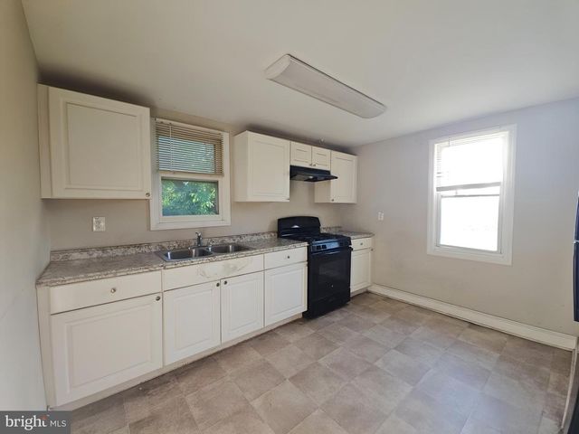 18 REGIONAL DR, Carneys Point, NJ 08069