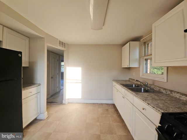 18 REGIONAL DR, Carneys Point, NJ 08069
