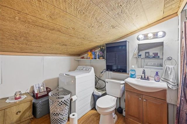 6910 Donahoo Road, Kansas City, KS 66104