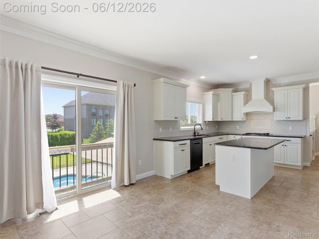 16348 Via Montella, Macomb Township, MI 48042