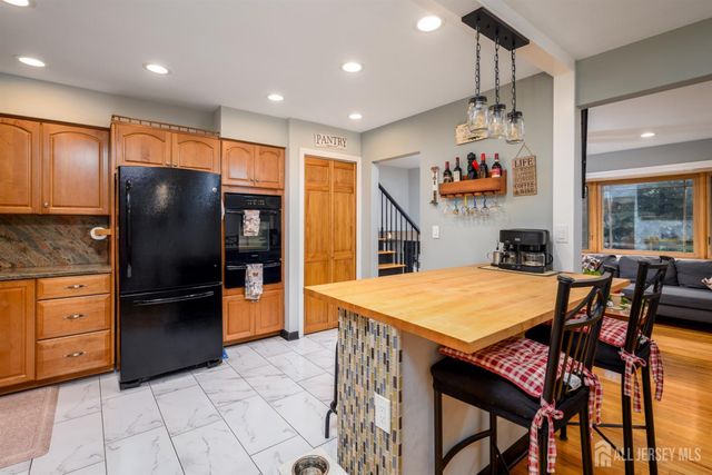 26 Desser Place, Metuchen, NJ 08840