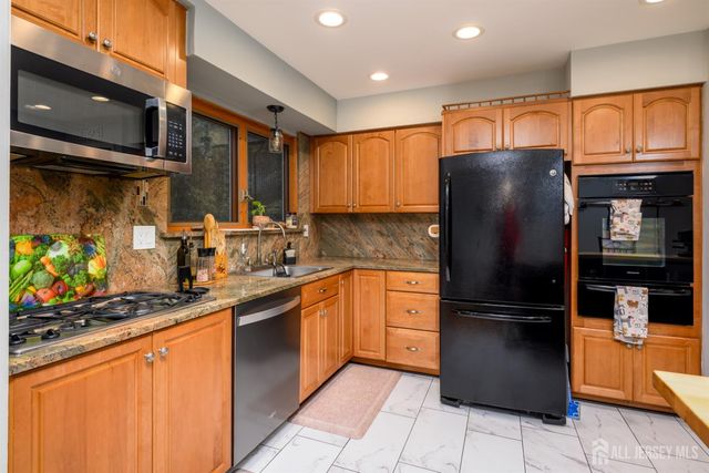 26 Desser Place, Metuchen, NJ 08840