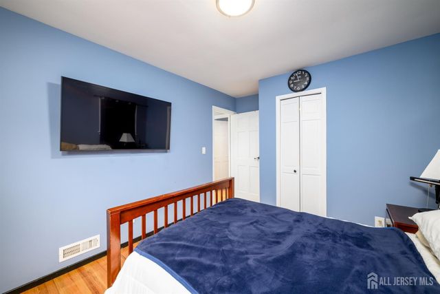 26 Desser Place, Metuchen, NJ 08840