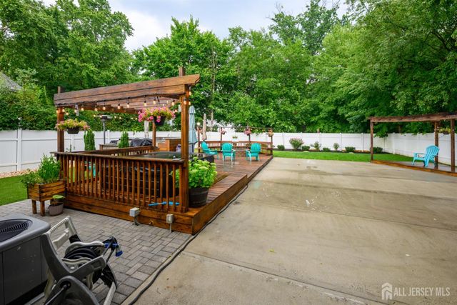 26 Desser Place, Metuchen, NJ 08840