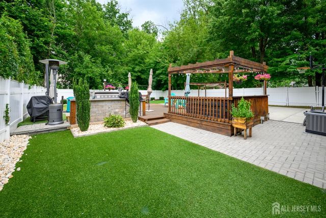 26 Desser Place, Metuchen, NJ 08840