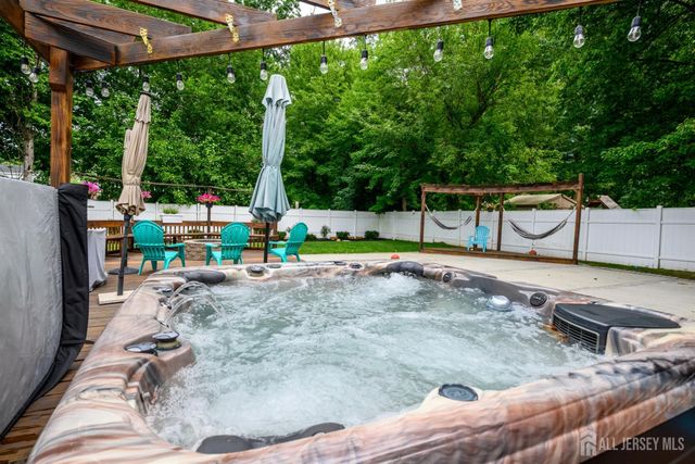 26 Desser Place, Metuchen, NJ 08840