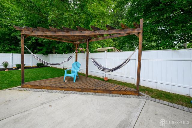 26 Desser Place, Metuchen, NJ 08840