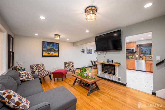 26 Desser Place, Metuchen, NJ 08840