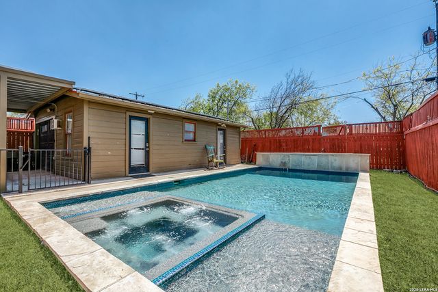 1714 W Summit, San Antonio, TX 78201