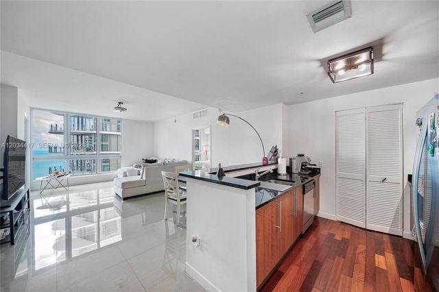 300 S Biscayne Boulevard T3406, Miami, FL 33131