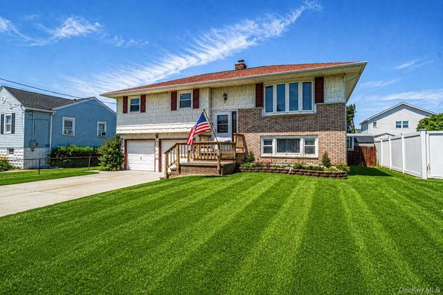 8 Wilson Place, Lindenhurst, NY 11757