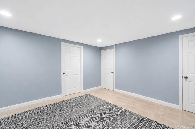 8 Wilson Place, Lindenhurst, NY 11757