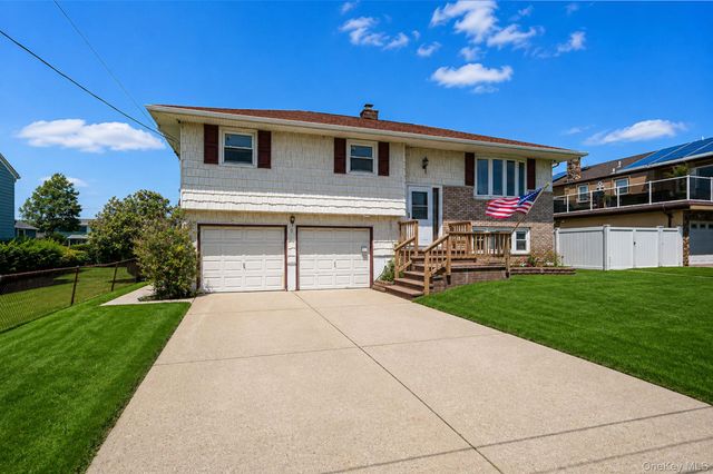 8 Wilson Place, Lindenhurst, NY 11757