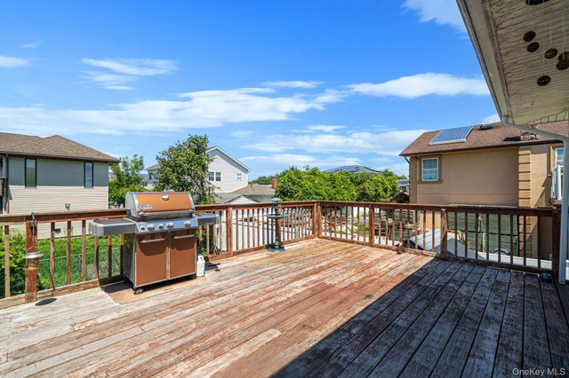 8 Wilson Place, Lindenhurst, NY 11757