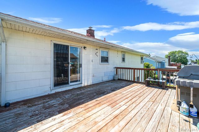 8 Wilson Place, Lindenhurst, NY 11757