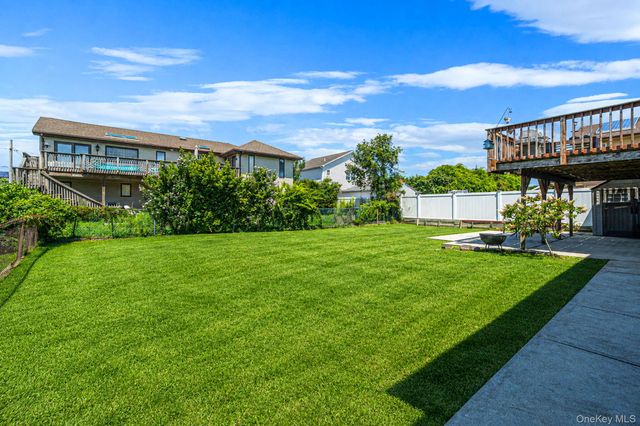 8 Wilson Place, Lindenhurst, NY 11757