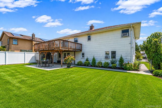 8 Wilson Place, Lindenhurst, NY 11757