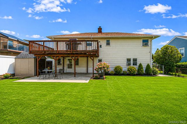 8 Wilson Place, Lindenhurst, NY 11757
