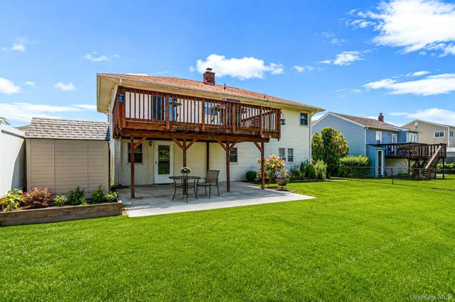 8 Wilson Place, Lindenhurst, NY 11757
