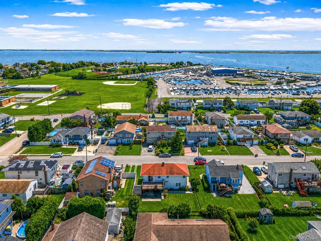8 Wilson Place, Lindenhurst, NY 11757