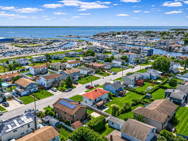8 Wilson Place, Lindenhurst, NY 11757