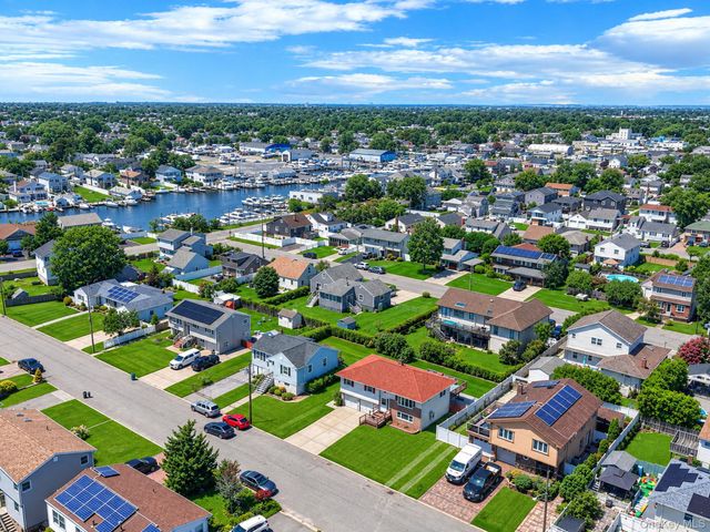 8 Wilson Place, Lindenhurst, NY 11757