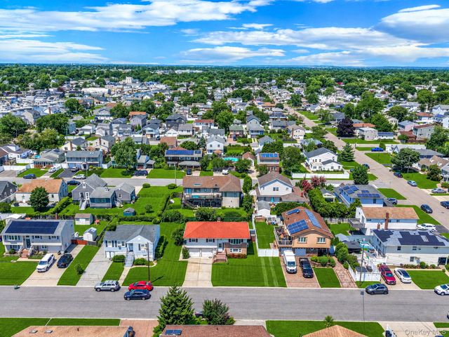 8 Wilson Place, Lindenhurst, NY 11757