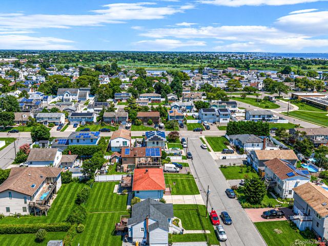 8 Wilson Place, Lindenhurst, NY 11757