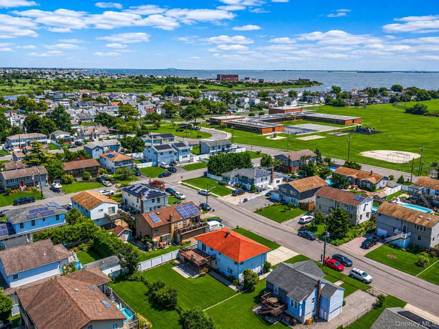 8 Wilson Place, Lindenhurst, NY 11757