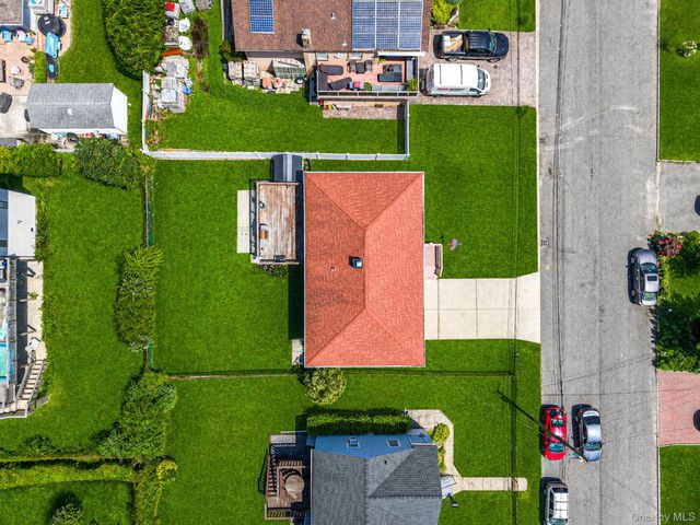 8 Wilson Place, Lindenhurst, NY 11757