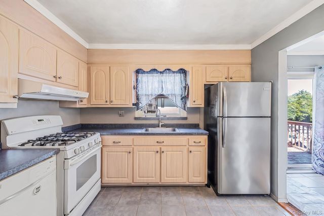 8 Wilson Place, Lindenhurst, NY 11757