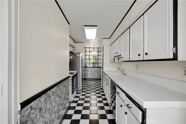 1340 S Beverly Glen 211, Los Angeles, CA 90024