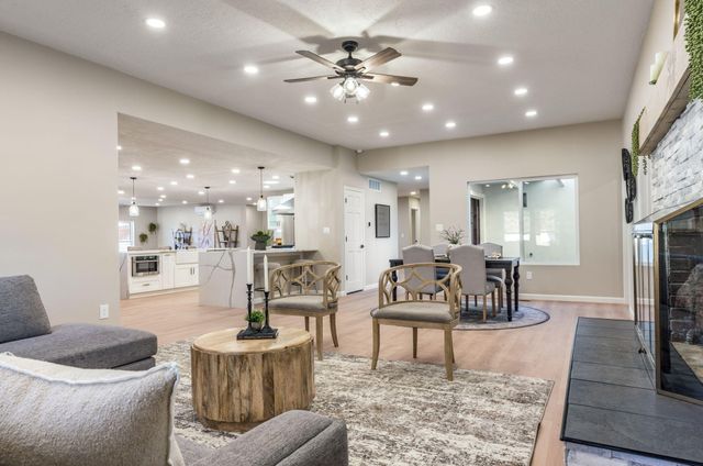 1105 Salamanca Street NW, Los Ranchos, NM 87107