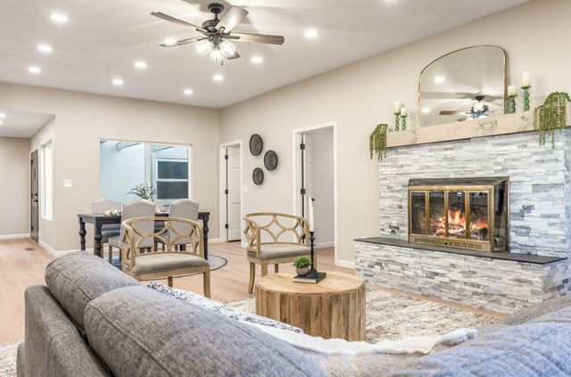 1105 Salamanca Street NW, Los Ranchos, NM 87107