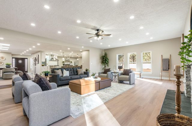 1105 Salamanca Street NW, Los Ranchos, NM 87107