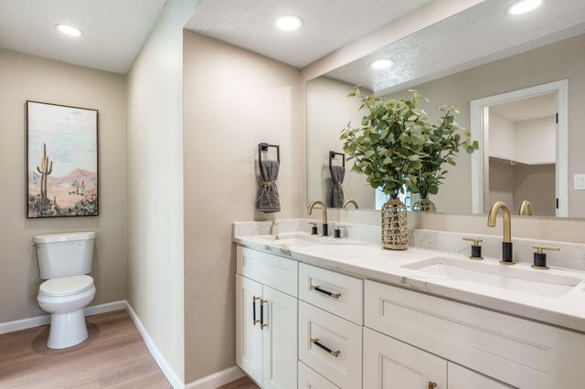 1105 Salamanca Street NW, Los Ranchos, NM 87107