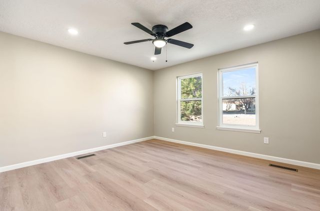 1105 Salamanca Street NW, Los Ranchos, NM 87107