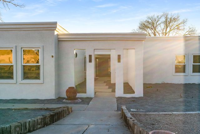 1105 Salamanca Street NW, Los Ranchos, NM 87107