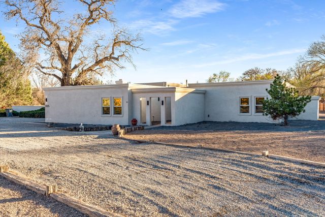 1105 Salamanca Street NW, Los Ranchos, NM 87107