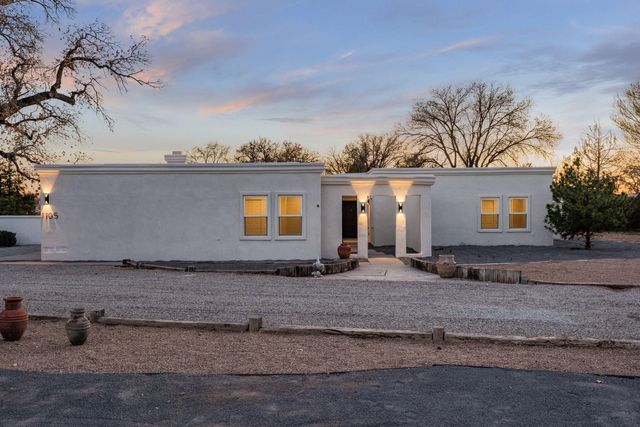 1105 Salamanca Street NW, Los Ranchos, NM 87107