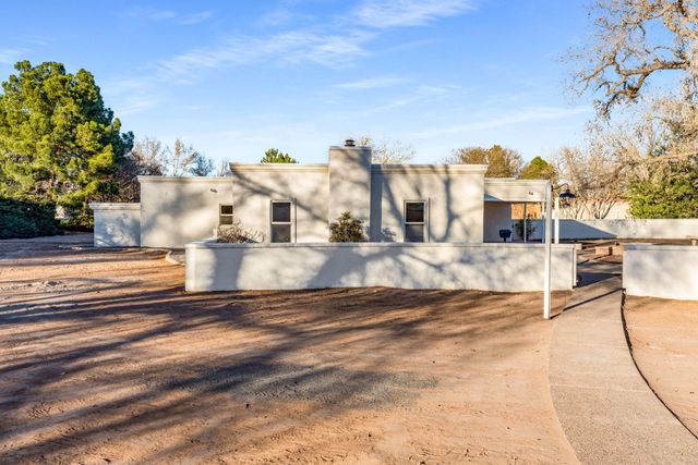 1105 Salamanca Street NW, Los Ranchos, NM 87107