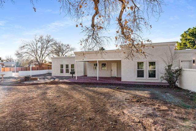 1105 Salamanca Street NW, Los Ranchos, NM 87107