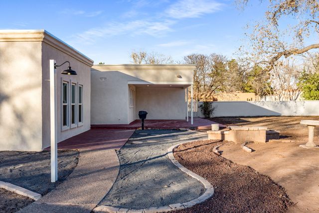 1105 Salamanca Street NW, Los Ranchos, NM 87107