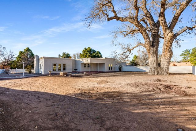 1105 Salamanca Street NW, Los Ranchos, NM 87107