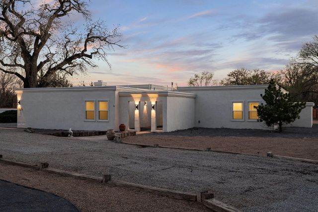 1105 Salamanca Street NW, Los Ranchos, NM 87107