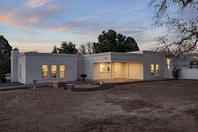 1105 Salamanca Street NW, Los Ranchos, NM 87107