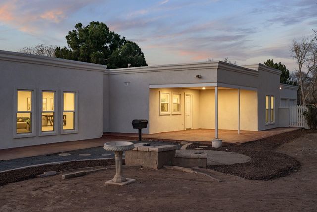 1105 Salamanca Street NW, Los Ranchos, NM 87107