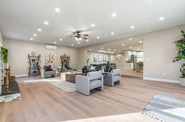 1105 Salamanca Street NW, Los Ranchos, NM 87107