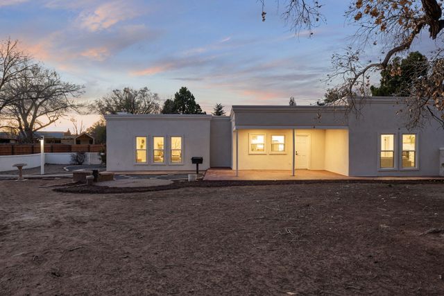 1105 Salamanca Street NW, Los Ranchos, NM 87107